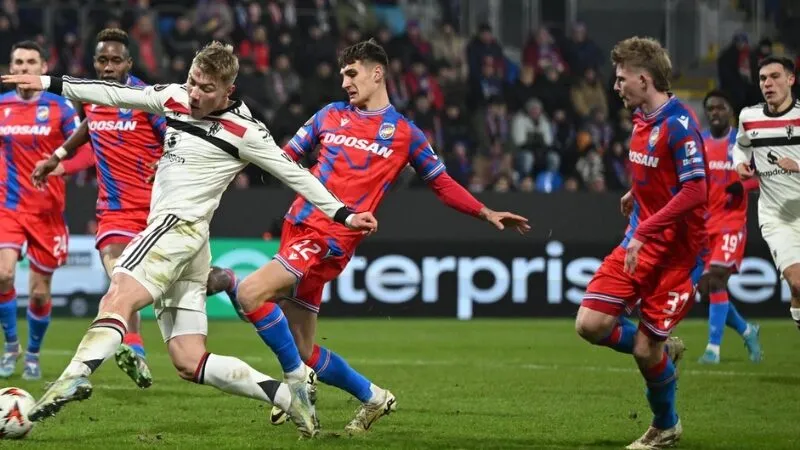 Với lợi thế sân nhà, Viktoria Plzen nắm giữ lợi thế lớn hơn